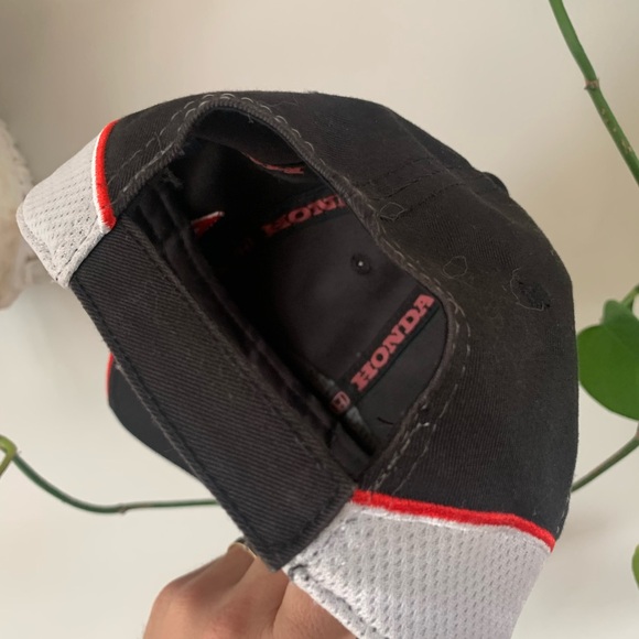 Honda Racing Cap 🏁 - Picture 3 of 5